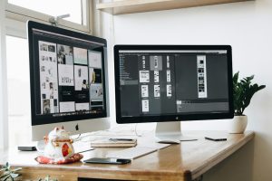 Bàn làm việc thiết kế website với máy tính và thiết bị