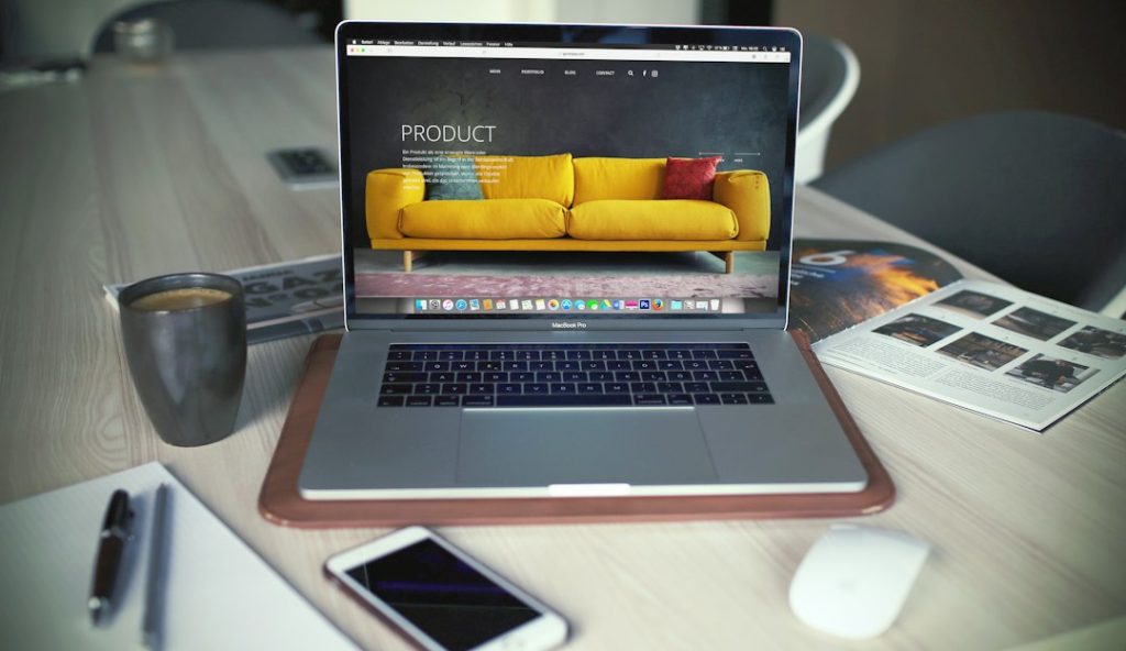 Không gian làm việc thương mại điện tử minh họa làm website bán hàng