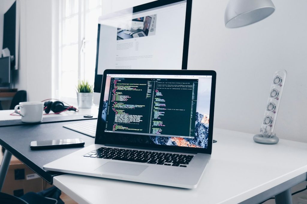 Màn hình lập trình minh họa công việc quản trị website