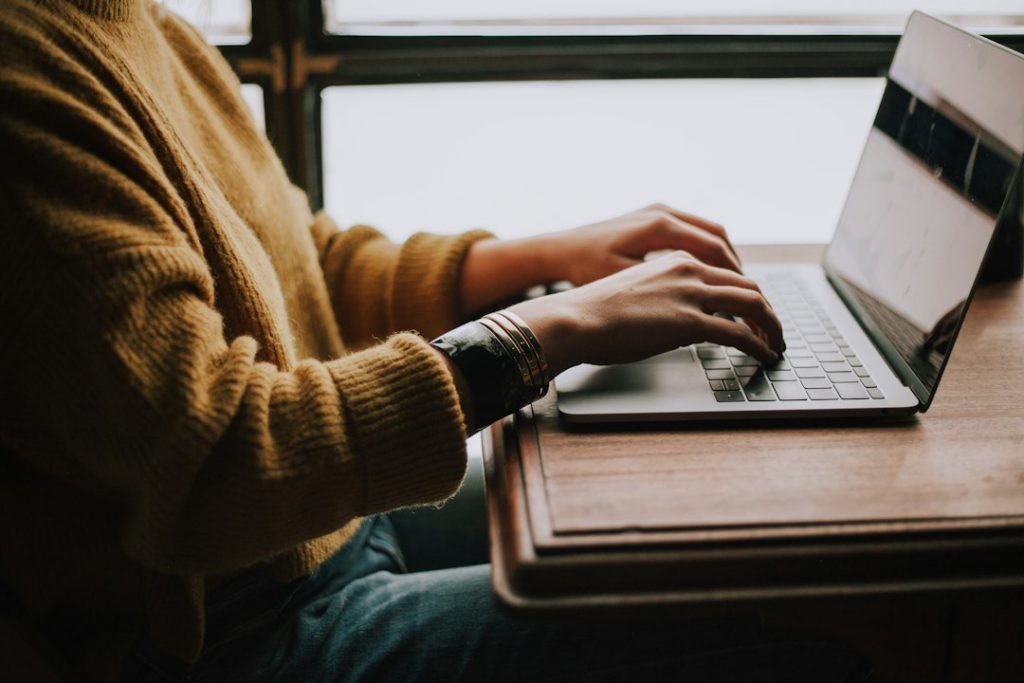 Người dùng làm việc trên laptop để tạo website
