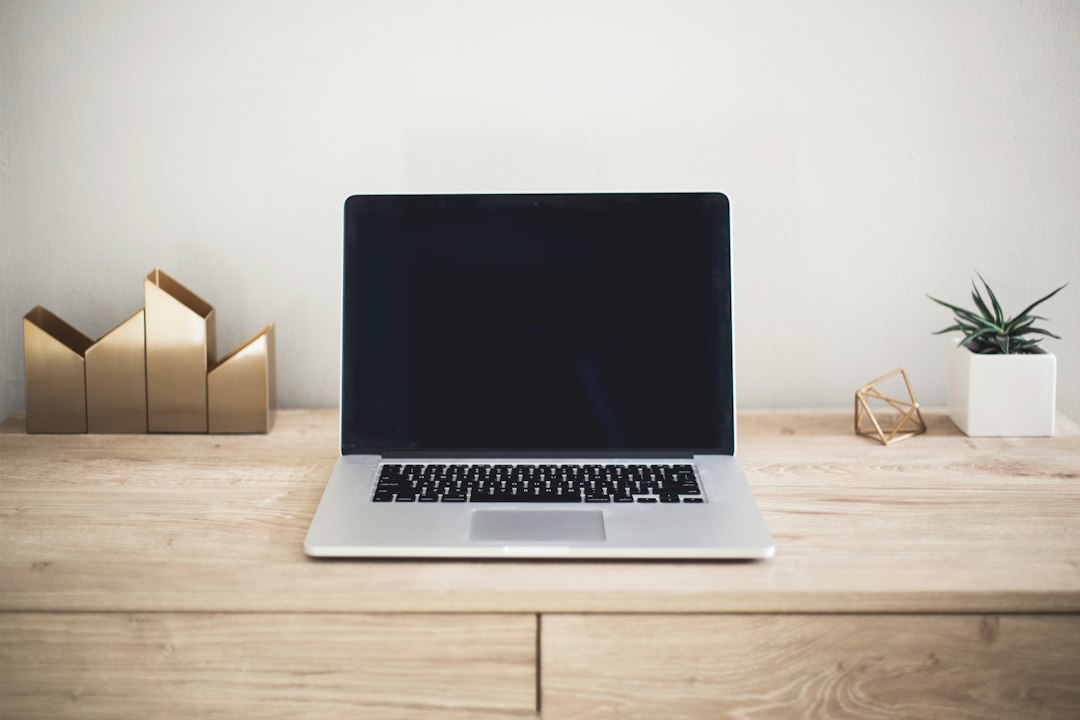 Laptop minh họa dịch vụ thiết kế website 1 triệu cho nhu cầu cơ bản