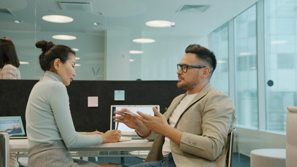 Nhóm nhân sự châu Á trao đổi công việc tại văn phòng doanh nghiệp
