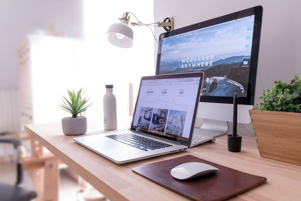Không gian thiết kế giao diện website theo mẫu trên máy tính