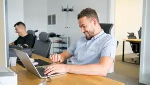 thiết kế website nhanh – hình minh họa quy trình và không gian làm việc